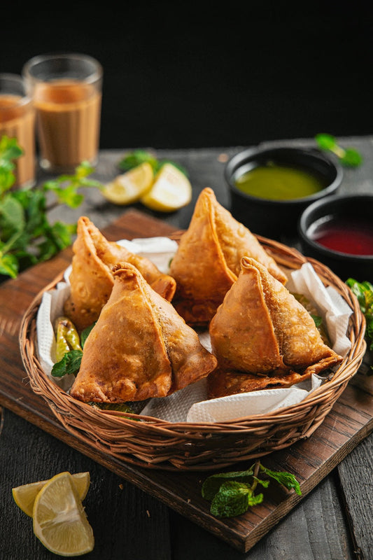 SAMOSA – Mały trójkącik szczęścia z wielkim sercem!